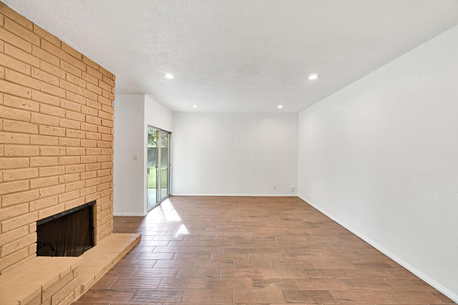 1215 E San Ramon Ave, Fresno, CA 93710