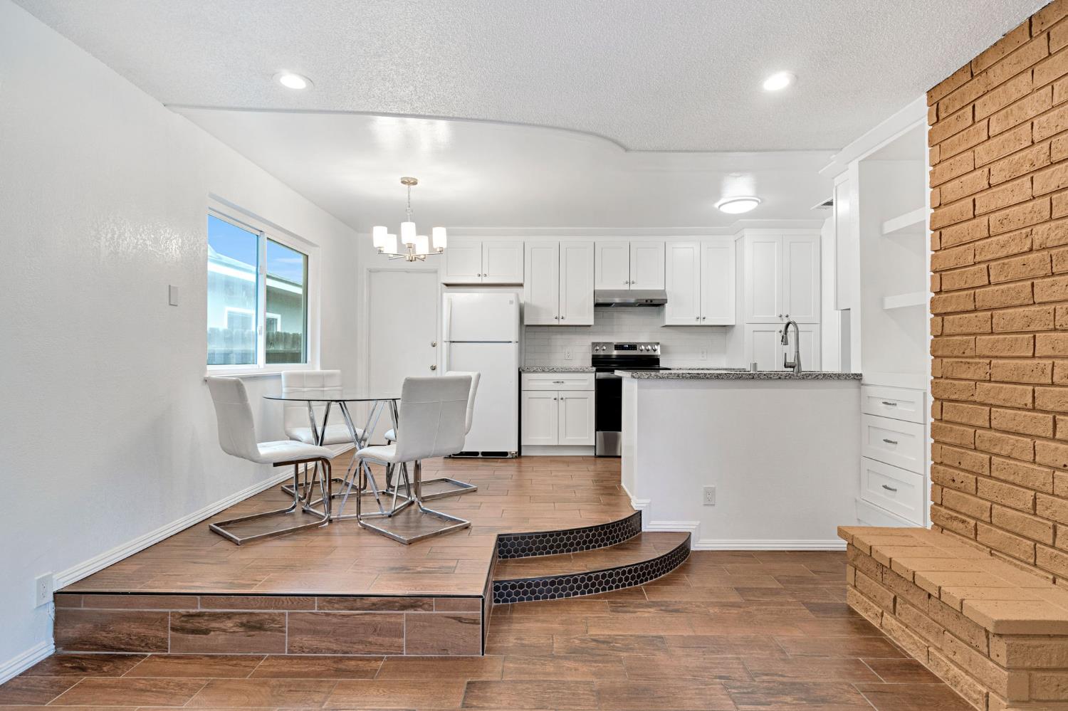 1215 E San Ramon Ave, Fresno, CA 93710