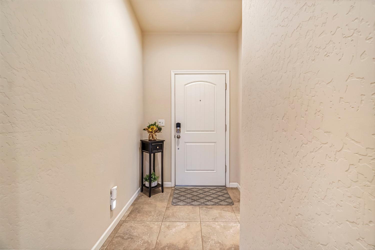 2566 N Antioch Ave, Fresno, CA 93722