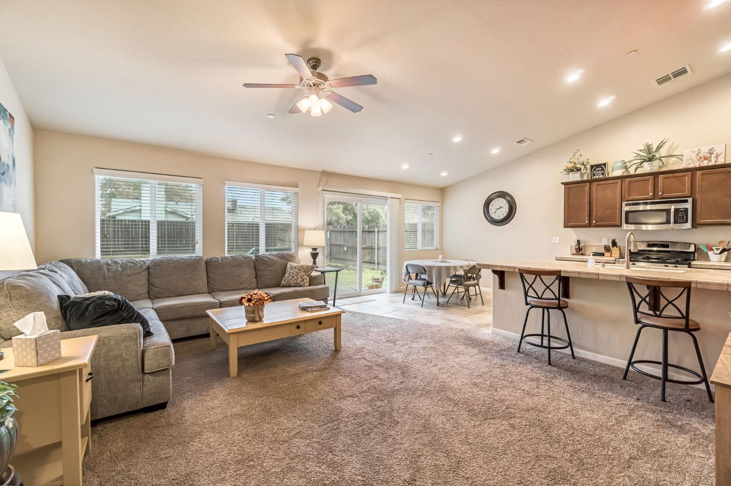 2566 N Antioch Ave, Fresno, CA 93722