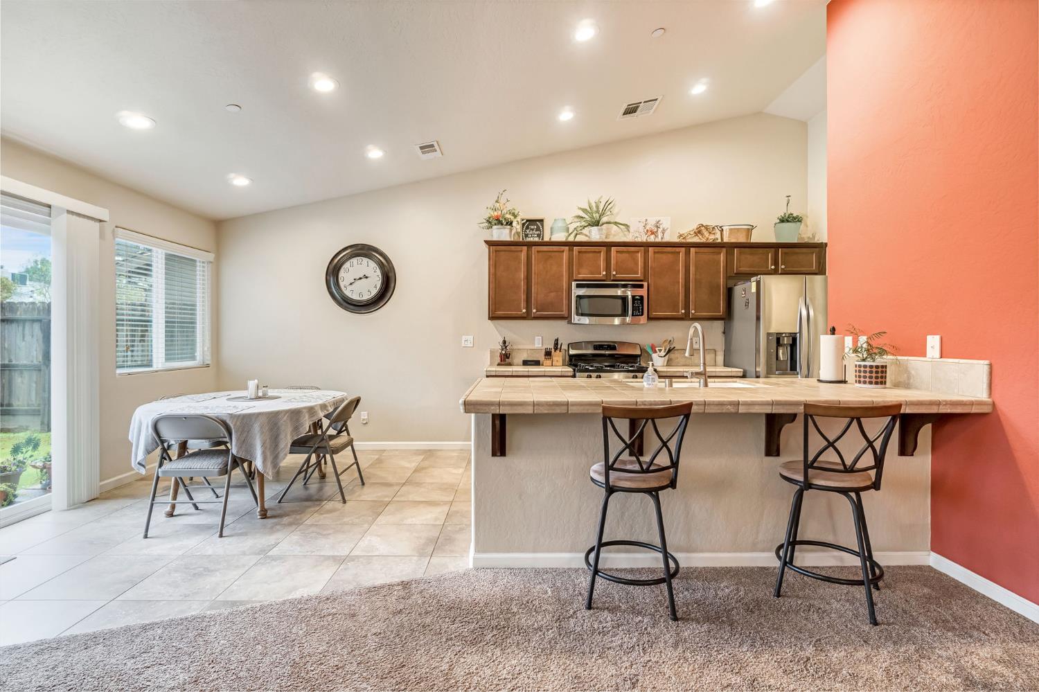 2566 N Antioch Ave, Fresno, CA 93722