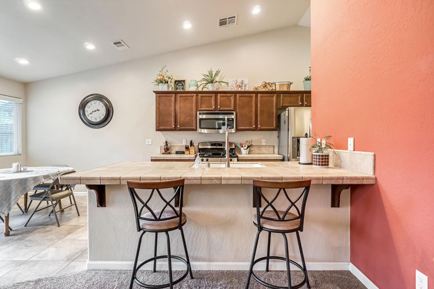 2566 N Antioch Ave, Fresno, CA 93722