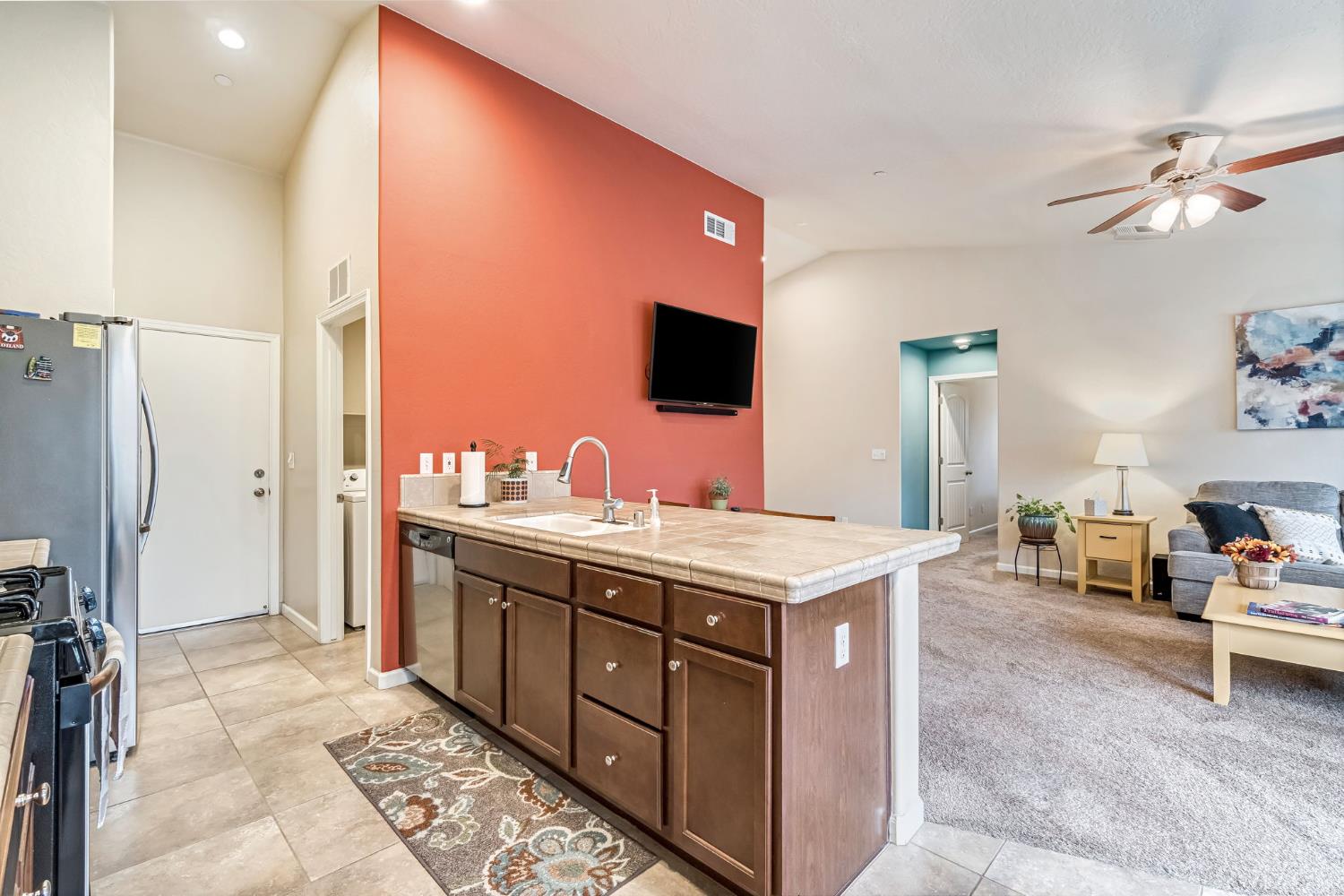 2566 N Antioch Ave, Fresno, CA 93722