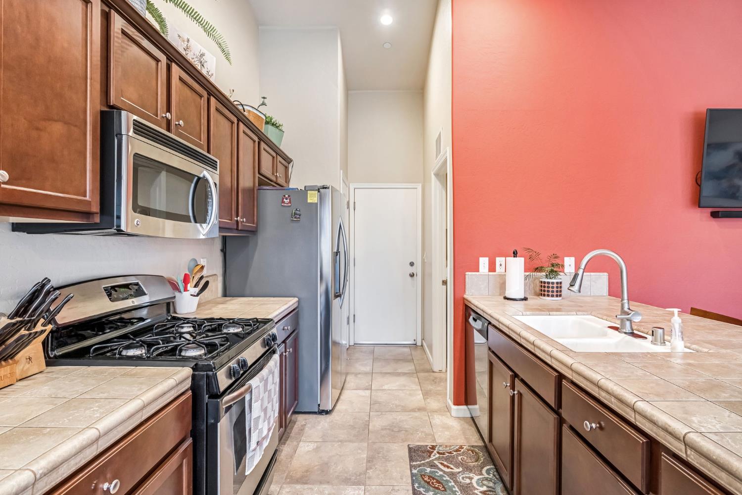 2566 N Antioch Ave, Fresno, CA 93722