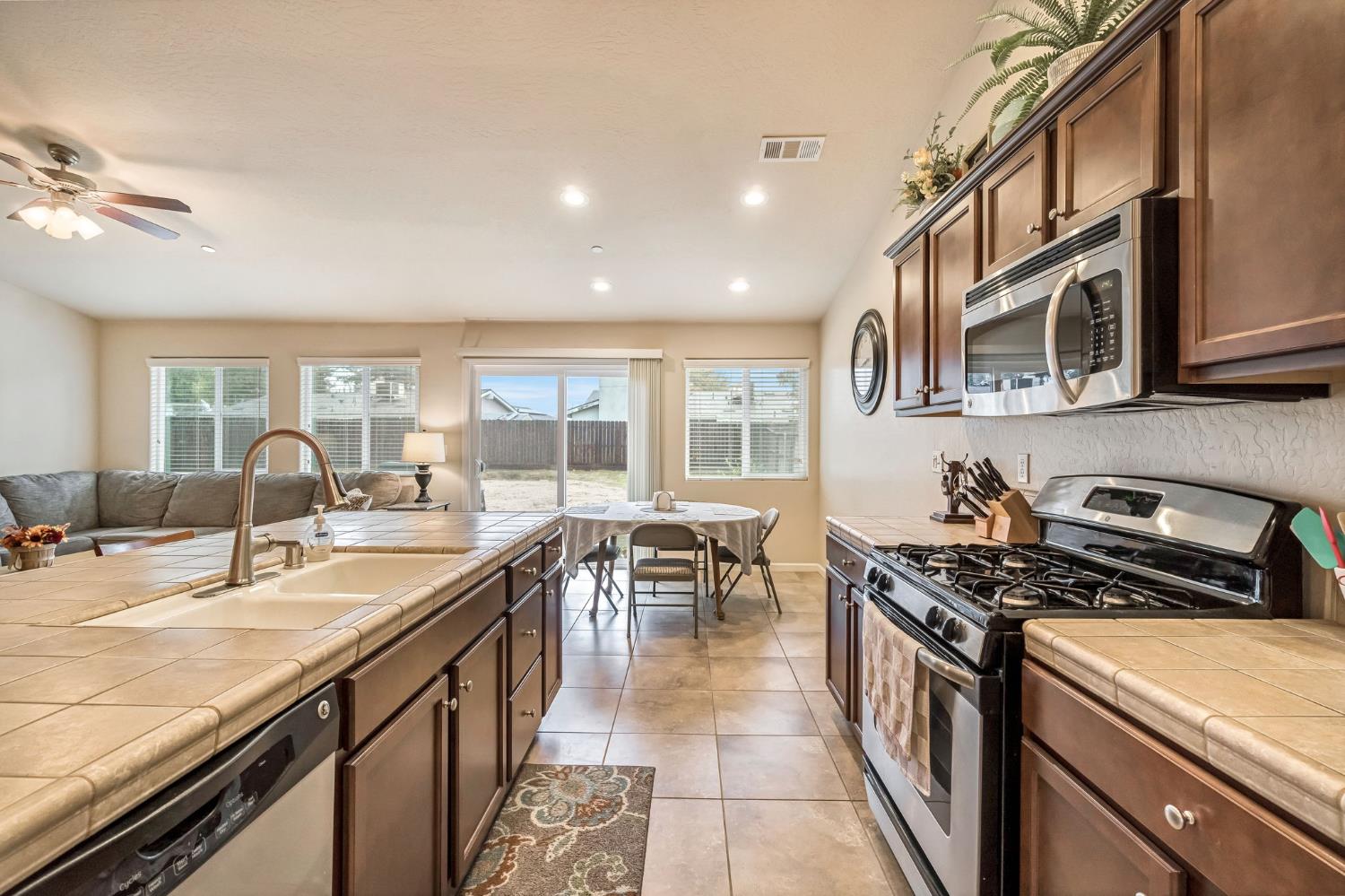 2566 N Antioch Ave, Fresno, CA 93722