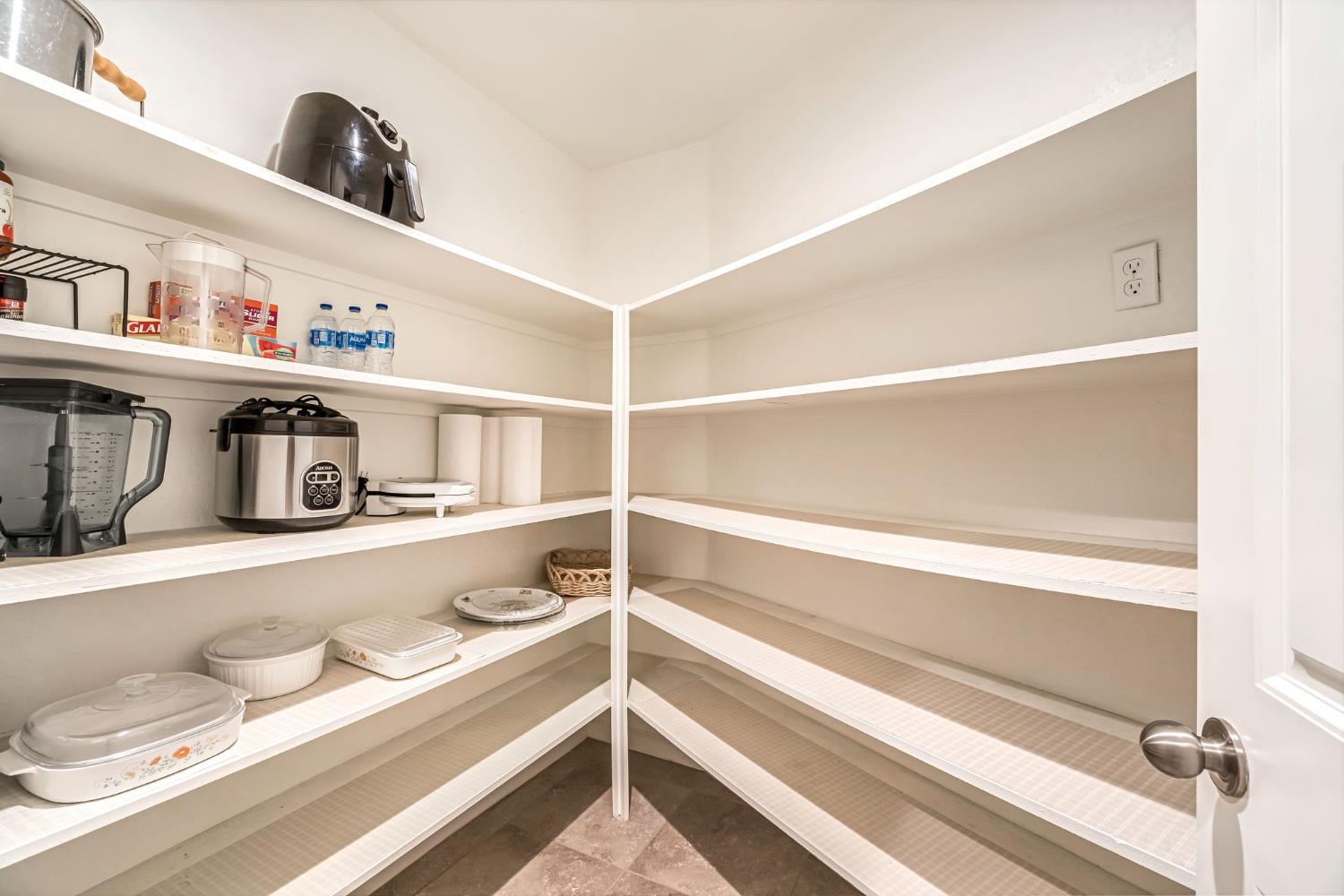 2566 N Antioch Ave, Fresno, CA 93722