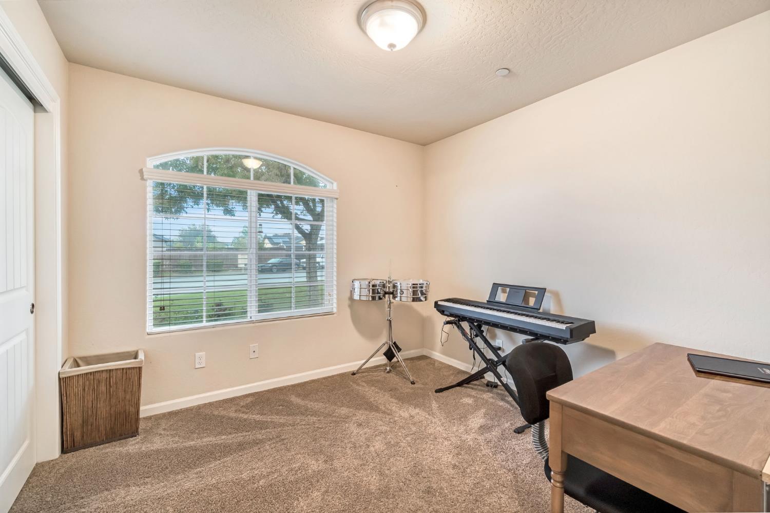 2566 N Antioch Ave, Fresno, CA 93722