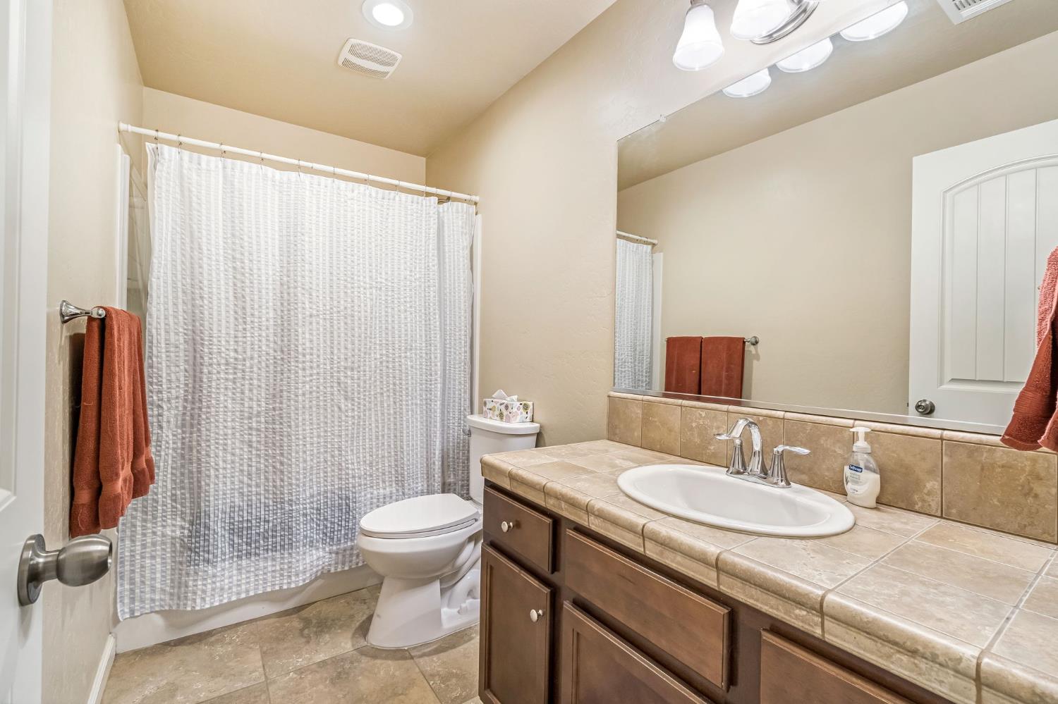 2566 N Antioch Ave, Fresno, CA 93722