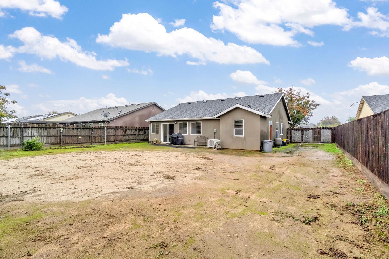 2566 N Antioch Ave, Fresno, CA 93722