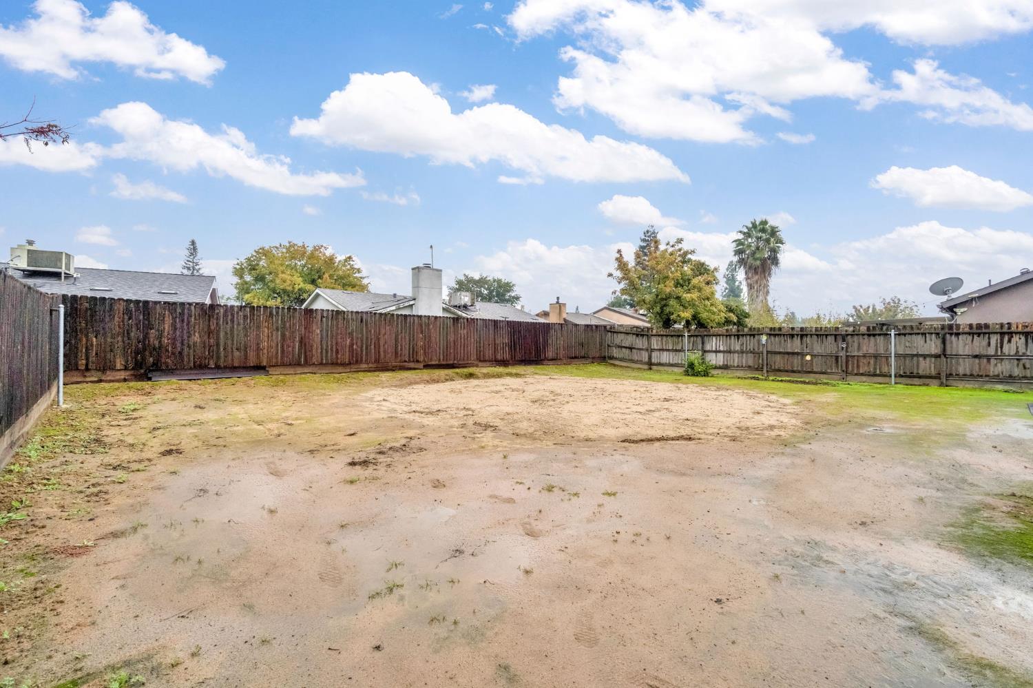 2566 N Antioch Ave, Fresno, CA 93722