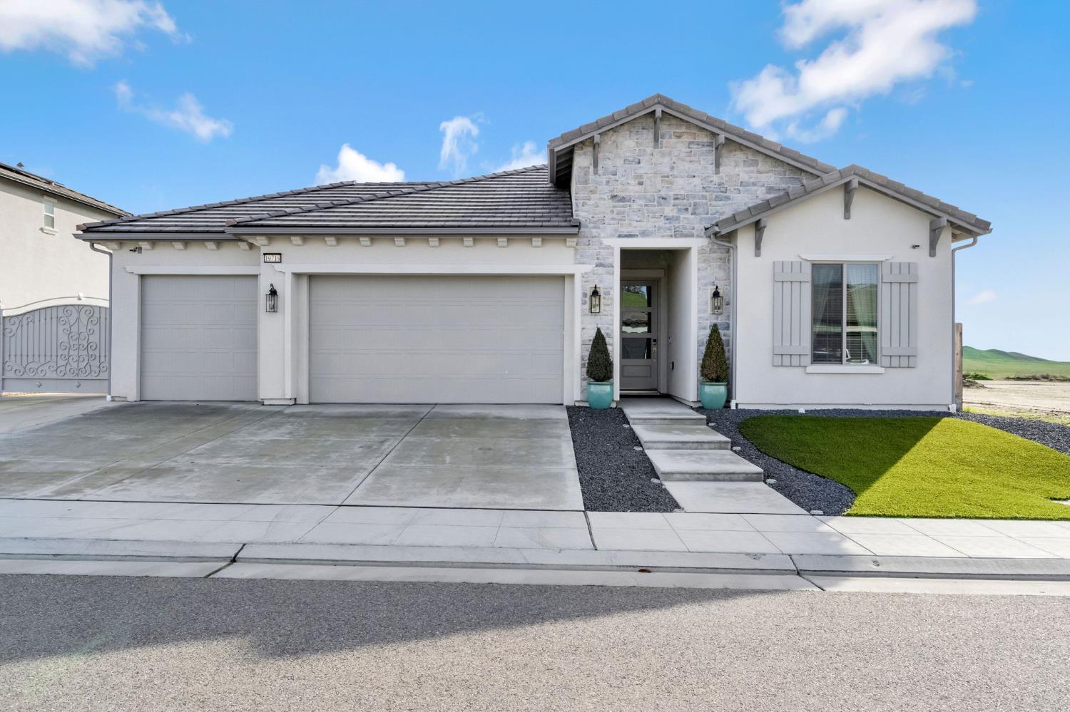 19719 Desert Willow Ln, Friant, CA 93626