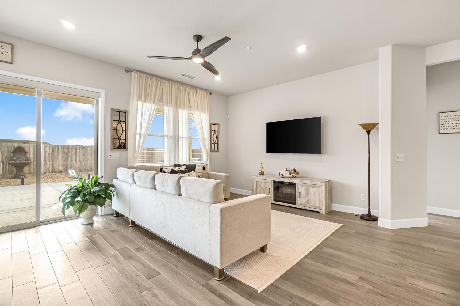 19719 Desert Willow Ln, Friant, CA 93626