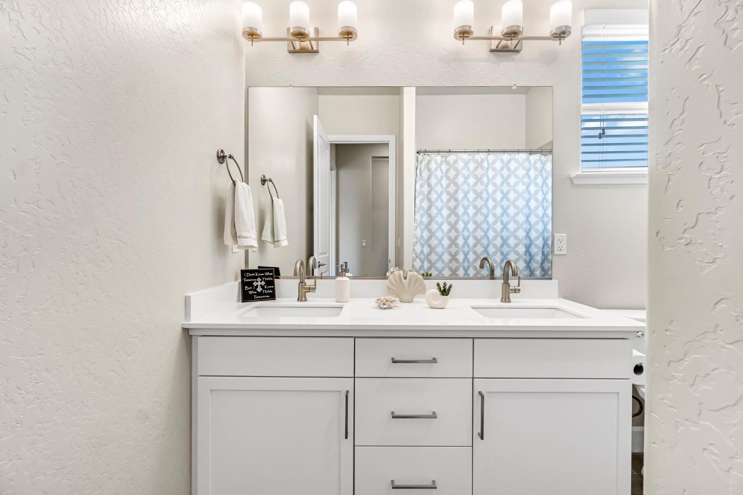 19719 Desert Willow Ln, Friant, CA 93626