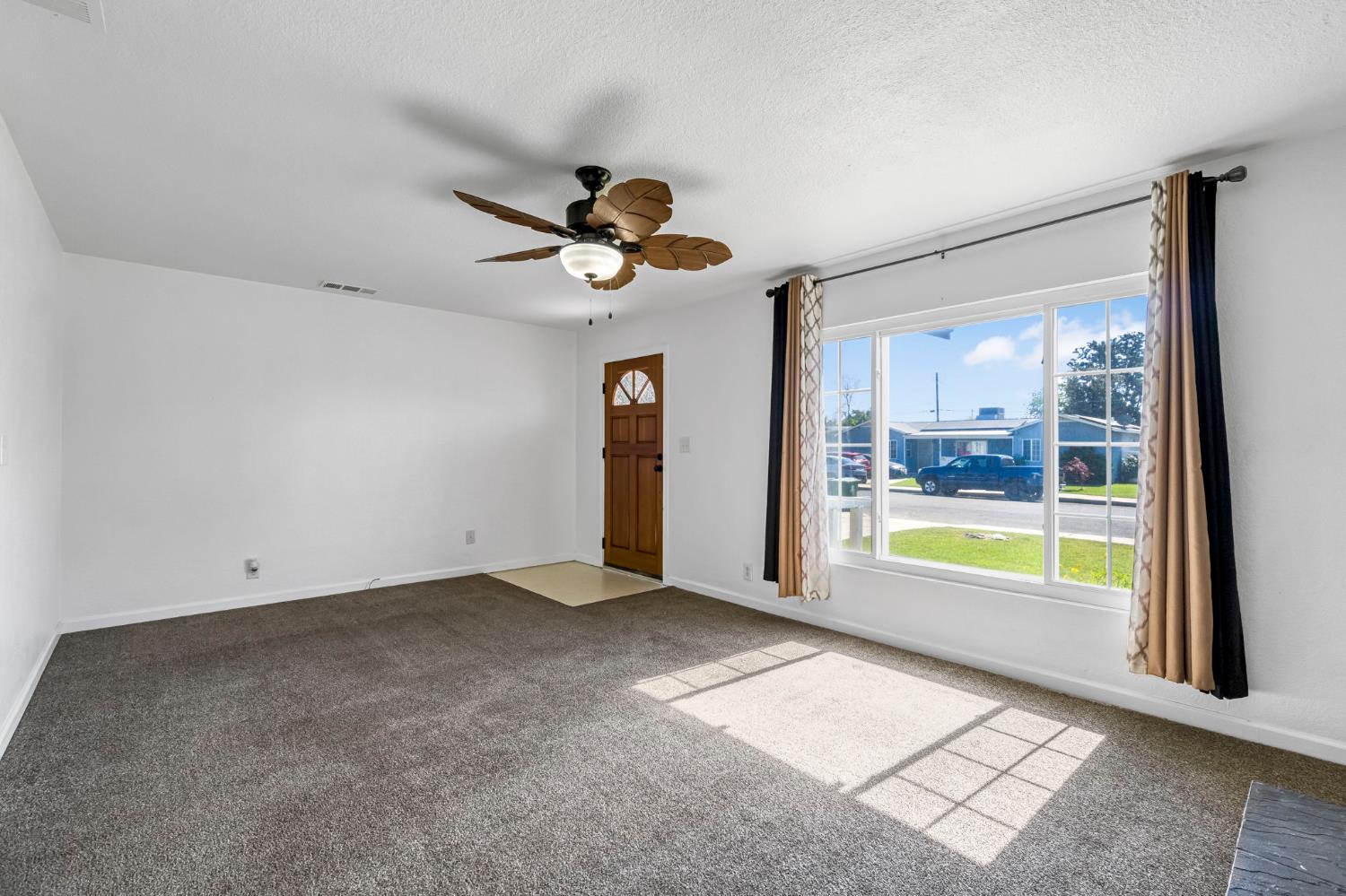 4033 E Brentwood Ave, Fresno, CA 93703