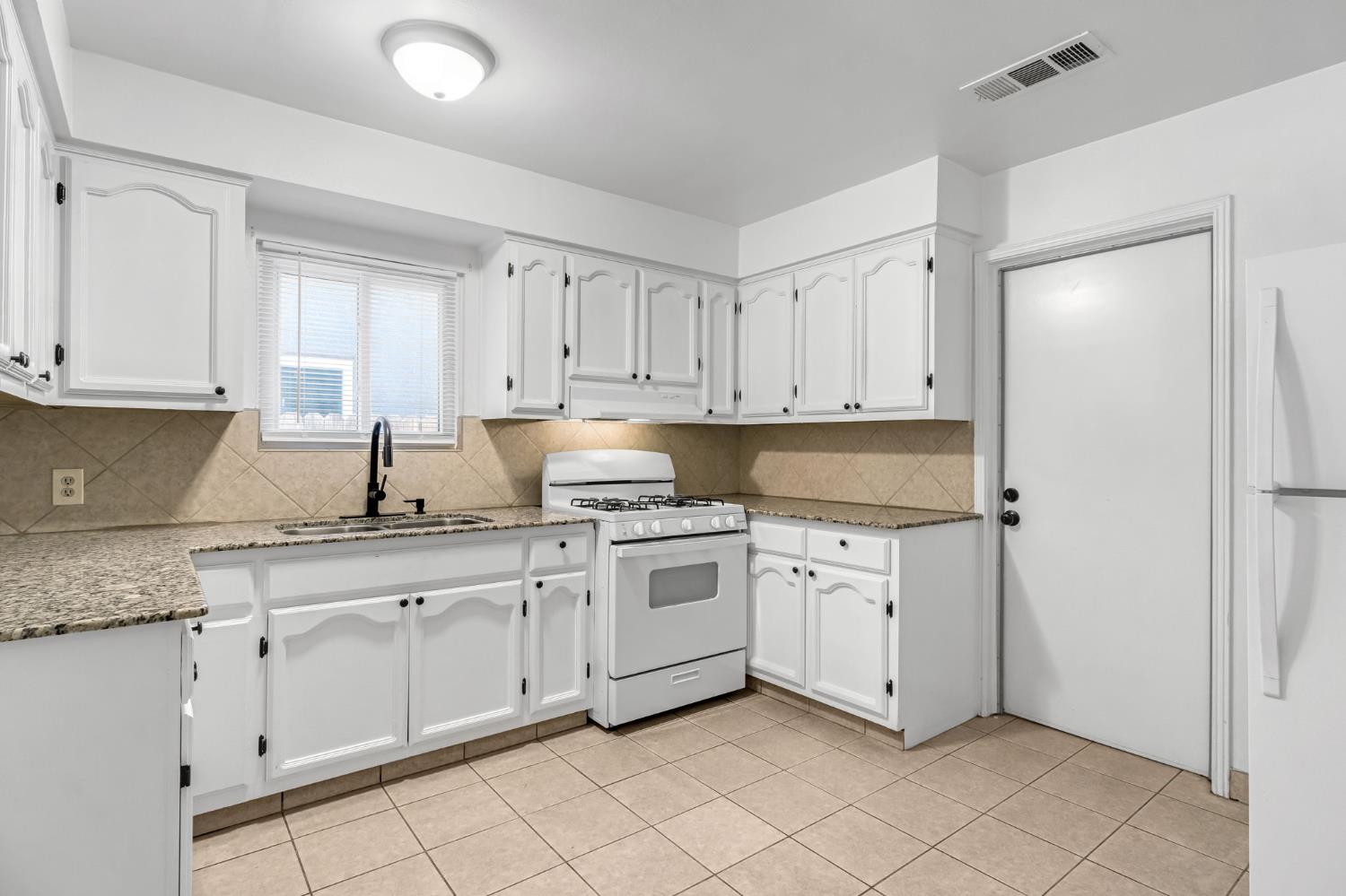 4033 E Brentwood Ave, Fresno, CA 93703