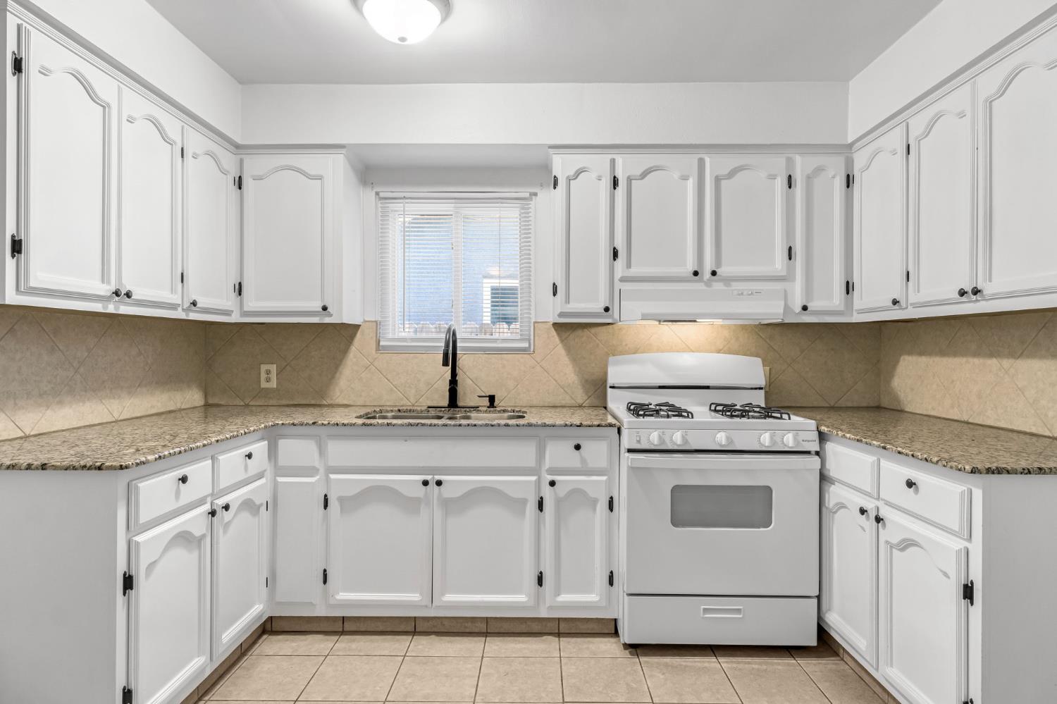 4033 E Brentwood Ave, Fresno, CA 93703