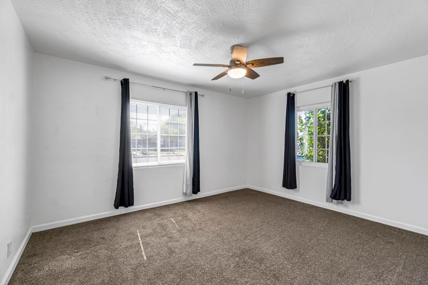 4033 E Brentwood Ave, Fresno, CA 93703