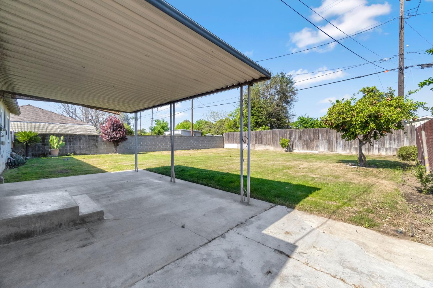 4033 E Brentwood Ave, Fresno, CA 93703