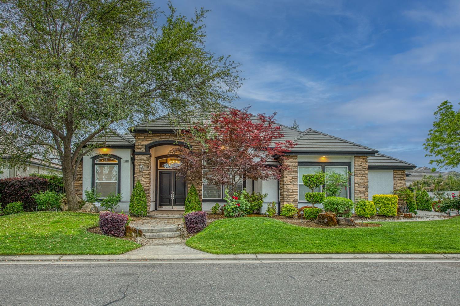 1553 E Golden Valley Way